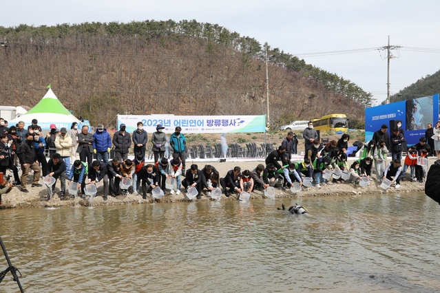 ▲ 경상북도 민물고기연구센터는 14일 포항 장기천 일원에서 2023년 연어 방류 기념행사를 갖고 어린연어 10만 마리를 방류했다.ⓒ경북도