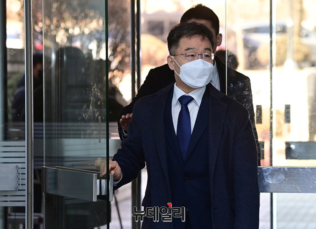 ▲ 화천대유자산관리 대주주 김만배가 2월 8일 오후 서울 서초구 중앙지법에서 열린 대장동 개발 사업 로비·특혜 의혹 관련 1심 선고 공판에 출석하고 있다. ⓒ정상윤 기자