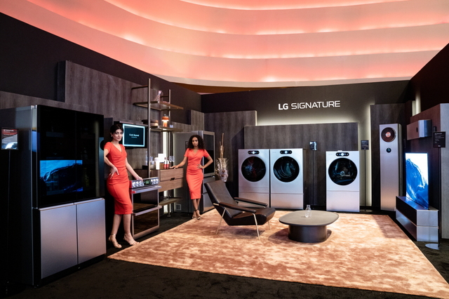 'LG 쇼케이스(LG Showcase)'서 초프리미엄 생활가전 LG 시그니처(LG SIGNATURE) 2세대 라인업을 소개하는 모습. ⓒLG전자