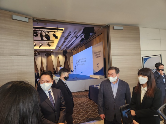 ▲ 최윤호 삼성SDI 사장이 15일 오전 서울 서초구 더케이호텔서울에서 열린 주주총회가 끝난 후 기자들의 질문에 답변하고 있다. ⓒ이현욱 기자