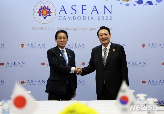 ▲ 윤석열 대통령이 지난해 11월 캄보디아 프놈펜 한 호텔에서 기시다 후미오 일본 총리와 한일 정상회담에 앞서 악수를 하고 있다. ⓒ뉴시스