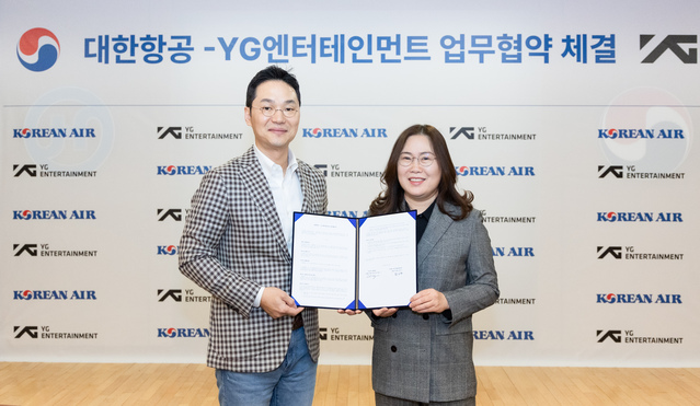 ▲ (왼쪽부터)장성현 대한항공 마케팅&IT부문 부사장과 황보경 YG 공동대표)가 15일 서울 강서구 대한항공 본사에서 전략적 파트너십 구축을 위한 양해각서(MOU)를 체결하고 기념촬영을 하고 있다. ⓒ대한항공