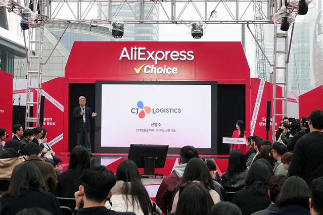 ▲ 신영수 CJ대한통운 택배∙이커머스부문 대표가 지난 9일 코엑스에서 알리익스프레스 주최로 열린 기자간담회에 참석해 축사를 전하고 있다. ⓒCJ대한통운