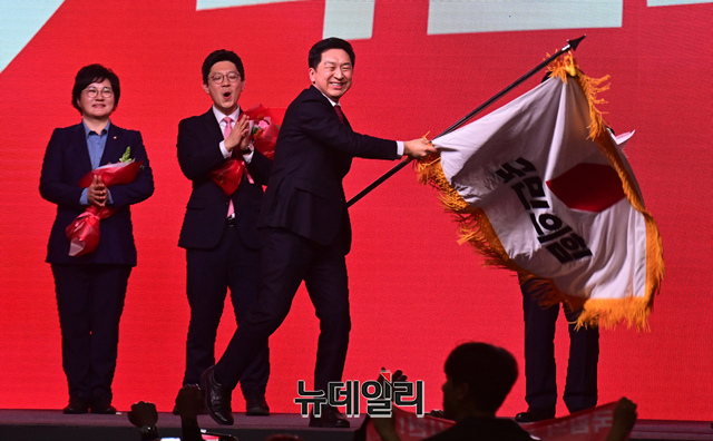 ▲ 국민의힘 차기 당대표에 당선된 김기현 후보가 8일 오후 경기 고양시 일산 킨텍스에서 열린 국민의힘 제3차 전당대회에서 당기를 흔들고 있다.ⓒ이종현 기자