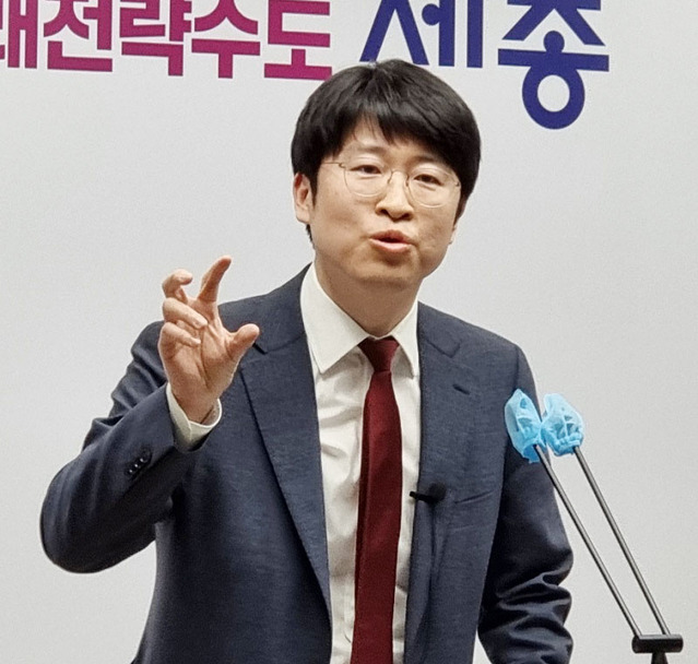 ▲ 류제화 국민의힘 세종시당 위원장이 15일 오후 세종시청 정음실에서 세종시 출자·출연기관 조례안 가결과 관련해 기자회견을 하고 있다.ⓒ이길표 기자