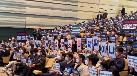 ▲ 산업은행이 3일 본점의 부산 이전을 위한 직원 설명회를 열었으나 노조의 반대로 무산됐다.  ⓒ산업은행 노조