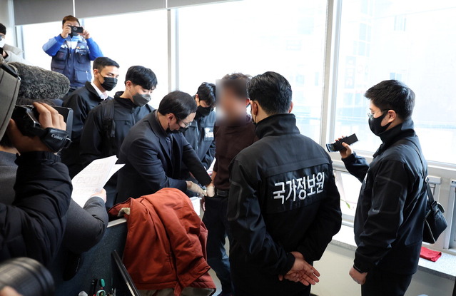 ▲ 국가정보원과 경찰이 지난달 23일 경남 창원시 민주노총 경남본부 내 금속노조 경남지부 사무실을 압수수색하고 있다. ⓒ연합뉴스