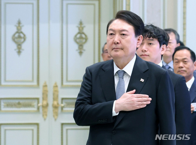 ▲ 윤석열 대통령이 14일 청와대 영빈관에서 열린 일자리 창출 우수기업 최고경영자(CEO) 초청 오찬에서 국기에 대한 경례를 하고 있다. (사진=대통령실통신사진기자단) ⓒ뉴시스