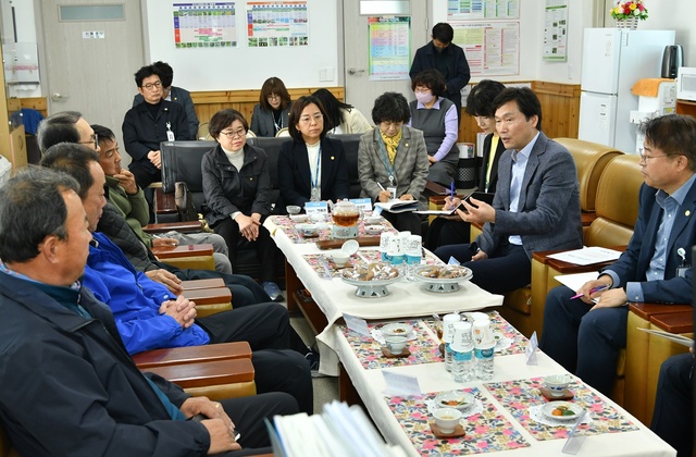 ▲ 조현일 시장은 자유롭고 격의 없는 대화를 통해 영농 현장의 문제점과 영농 최일선에서 근무하는 상담소장들의 애로사항 등을 청취했다.ⓒ경산시