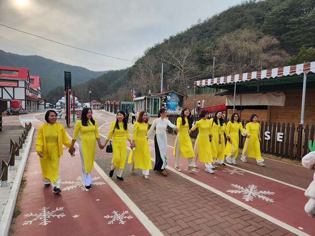 ▲ 베트남 다문화인들이 봉화군 대표 관광지 분천산타마을 관광하고 있다.ⓒ봉화군