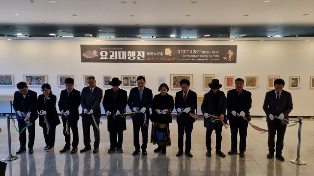 ▲ 왼쪽부터 이홍천 동국대 일어일문학과장, 이정희 위덕대 일본언어문화학과장, 윤석준 한일문화포럼 회장, 가토 타케시 일본국제교류기금 서울문화센터장, 이원식 한일우호포럼 고문, 주낙영 시장, 김은미 주낙영 시장 부인, 오스카 츠요시 주부산일본국 총영사, 박대성 화백, 이진락 시의회원, 류희림 대표.ⓒ경주엑스포