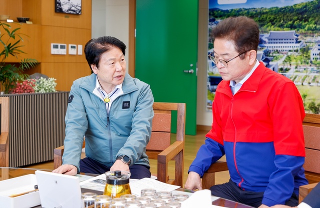 ▲ 이병환 성주군수(왼쪽)는 14일 경북도청을 찾아 이철우 도지사 면담과 기획조정실을 비롯한 각 실·국을 방문해 군정 주요현안사업 조기추진과 국도비 확보에 적극적인 지원을 요청했다.ⓒ성주군