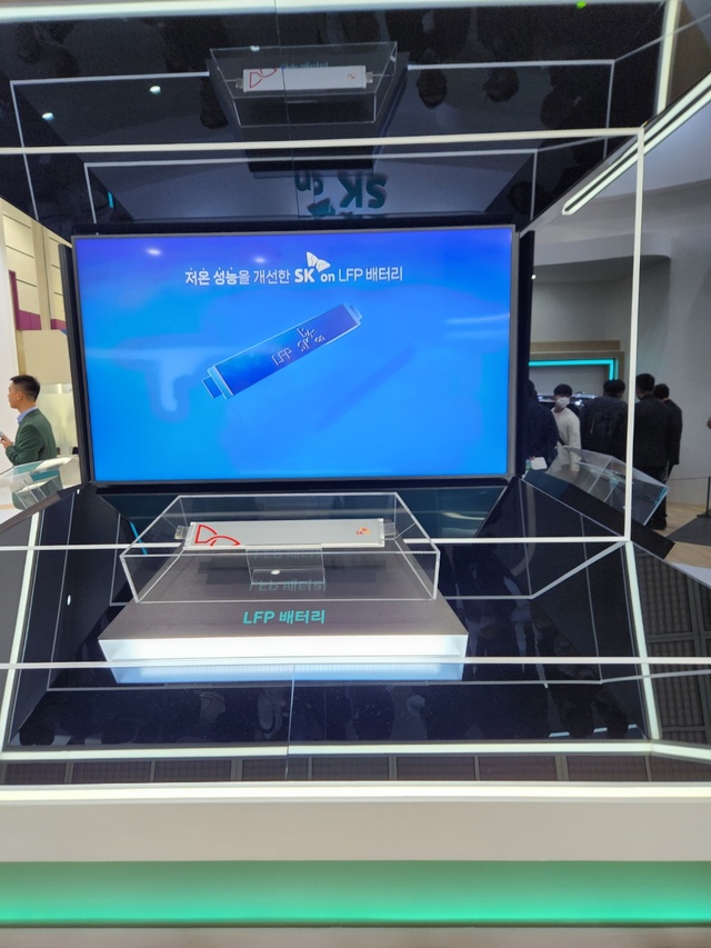 ▲ SK온이 국내 업계 최초로 선보인 LFP 배터리 시제품. ⓒ이현욱 기자