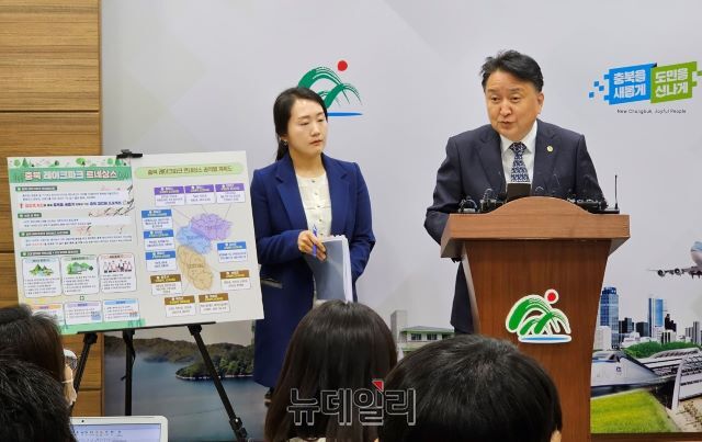 ▲ 김영환 충북지사가 15일 도청 브리핑룸에서 2030년까지 9조 2000억원을 투입, 351개 사업을 추진하는 것을 골자로 한‘충북 레이크파크 르네상스 비전 및 추진 전략’을 설명하고 있다.ⓒ뉴데일리 D/B