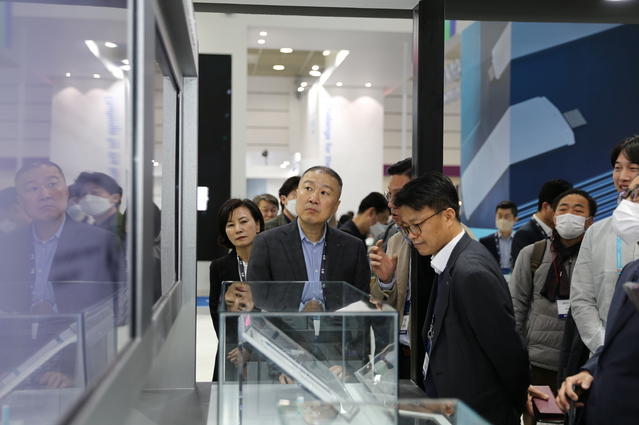 ▲ 구자은 LS그룹 회장이 15일, 서울 코엑스에서 개최된 '인터배터리 2023'에서 전시관을 둘러보고 있다. ⓒLS