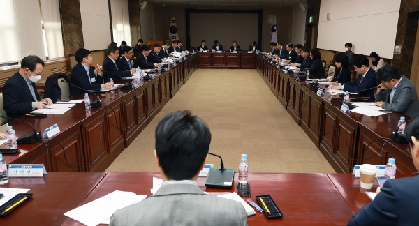 ▲ 김소영 금융위원회 부위원장이 15일 오후 서울 종로구 정부서울청사에서 개최한 은행권 경영·영업 관행·제도 개선 실무작업반 제3차 회의에서 은행권 손실흡수능력 제고를 위한 건전성 제도 정비방향에 대해 논의했다.ⓒ금융위원회