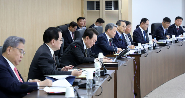 ▲ 윤석열 대통령이 16일 오전 서울 용산 대통령실 청사 지하 국가위기관리센터에서 김성한 국가안보실장 주재로 열린 북한 장거리 탄도미사일 발사에 따른 국가안전보장회의(NSC) 상임위원회에 임석하고 있다. ⓒ대통령실 제공