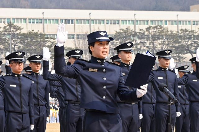 ▲ 공군사관학교 75기 사관생도 입학식이 지난달 24일 오전 충북 청주 공군사관학교 성무연병장에서 열린 가운데 수석으로 입학한 아시안게임 수영(혼계영 400m) 동메달리스트인 김민주 생도가 선서를 하고 있다.ⓒ공군사관학교