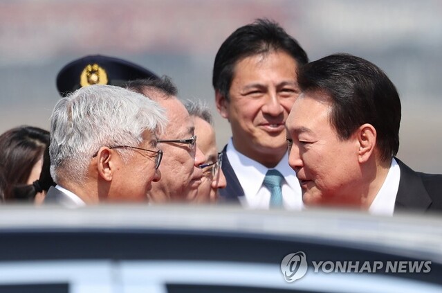 ▲ 윤석열 대통령과 김건희 여사가 16일 일본 도쿄 하네다공항에 도착, 환영인사들과 인사하고 있다.ⓒ연합뉴스