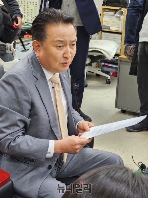 ▲ 김영환 충북지사가 16일 도청 기자실을 찾아 ‘기꺼이 친일파가 되련다’는 자신의 발언과 관련, “도민들께 많은 심려를 끼쳤다”며 “모든 것은 모두가 제게 책임이 있다”고 밝히고 있다.ⓒ김정원 기자