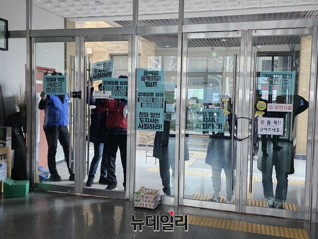 ▲ 김영환 충북도지사 친일발언논란을 빚고 있는 가운데 충북시민사회단체가 15일 출입이 차단된 충북도청 건물 밖에서 피켓시위를 하고 있다.ⓒ김정원 기자