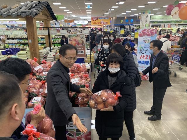 ▲ ‘못난이 농산물’ 판촉행사 모습.ⓒ충북도