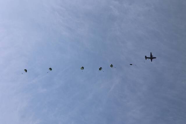 ▲ 육군2신속대응사단 장병들이 CN-235(공군 수송기)에서 이탈해 공정작전을 펼치고 있는 모습. ⓒ육군