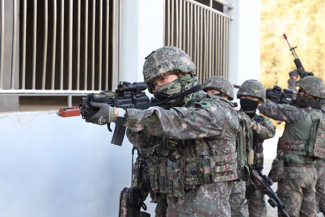 ▲ 대규모 공정·공중강습훈련 중인 육군2신속대응사단 장병들이 도시지역작전 훈련장에서 공정작전을 펼치고 있다. ⓒ육군