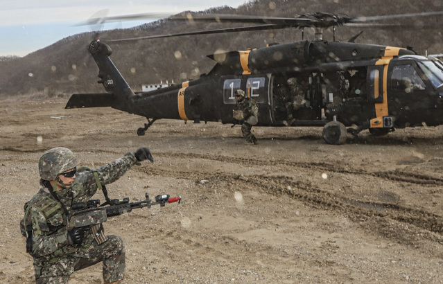 ▲ 경기도 파주 무건리 훈련장에서 육군25보병사단 장병들이 공중강습작전 간 미군 착륙에 대비해 교두보 확보 및 경계를 지원하고 있다. ⓒ육군