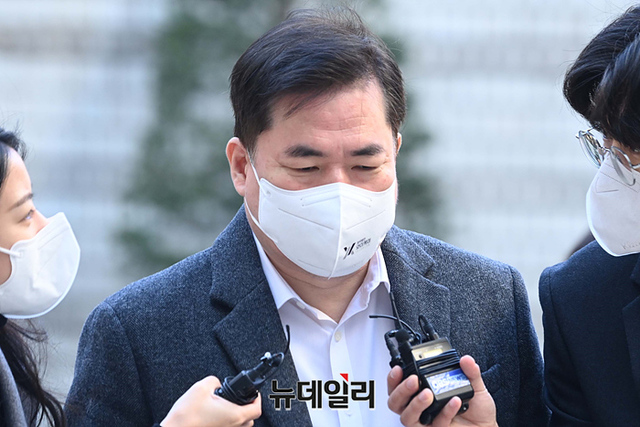 ▲ 유동규 전 성남도시개발공사 기획본부장이 서울 서초구 중앙지방법원에 들어서고 있다. ⓒ뉴데일리DB