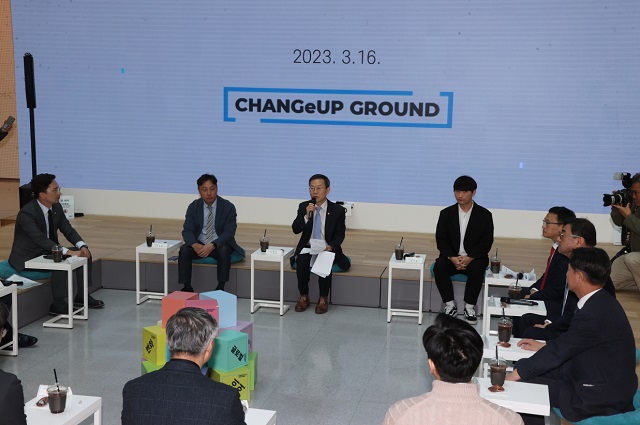 ▲ 이종호 과학기술부 장관(앞줄 왼쪽 세번째)이 16일 포항시 남구 포스코 체인지업그라운드에서 지역 창업 기업인들과 간담회를 갖고 있다.ⓒ포항시