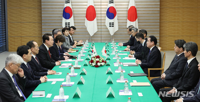 ▲ 윤석열 대통령과 기시다 후미오 일본 총리가 16일 도쿄 총리 관저에서 한일 확대 정상회담을 하고 있다. ⓒ뉴시스