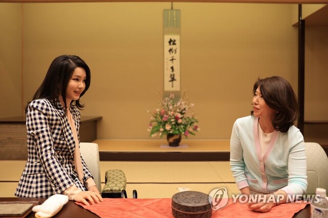 ▲ 윤석열 대통령과 1박 2일간의 일정으로 일본을 방문한 김건희 여사가 지난 16일 총리 공저에서 기시다 후미오 일본 총리 부인 기시다 유코 여사와 친교의 시간을 갖고 있다.ⓒ연합뉴스