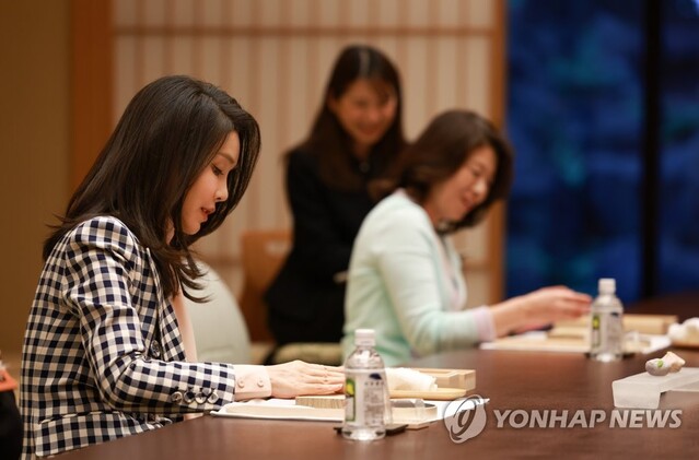 ▲ 윤석열 대통령과 1박2일간의 일정으로 일본을 방문한 김건희 여사가 지난 16일 총리 공저에서 기시다 후미오 일본 총리 부인 기시다 유코 여사와 화과자 만들기 체험을 하고 있다.ⓒ연합뉴스