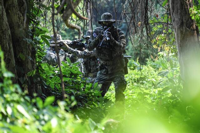 ▲ 지난 4일 2023 코브라골드 연합훈련에 참가한 해병대 수색팀이 태국 현지 정글에서 경계하며 전술기동을 하고 있다. ⓒ해병대