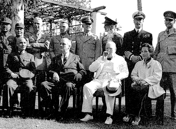 카이로회담 장제스, 루즈벨트, 처칠, 장제스 부인 송미령.(왼쪽부터). 영어 잘하는 미인 송미령은 국제외교에서 남편 대역을 많이 했다.(자료사진)