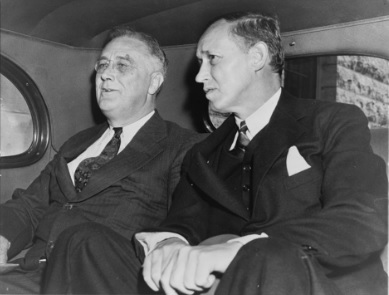 ▲ 루즈벨트의 가장 신뢰하는 보좌관(the most trusted advisor)로 유명한 해리 홉킨스(오른쪽). 두 사람이 차를 타고 대화하는 모습.(자료사진)
