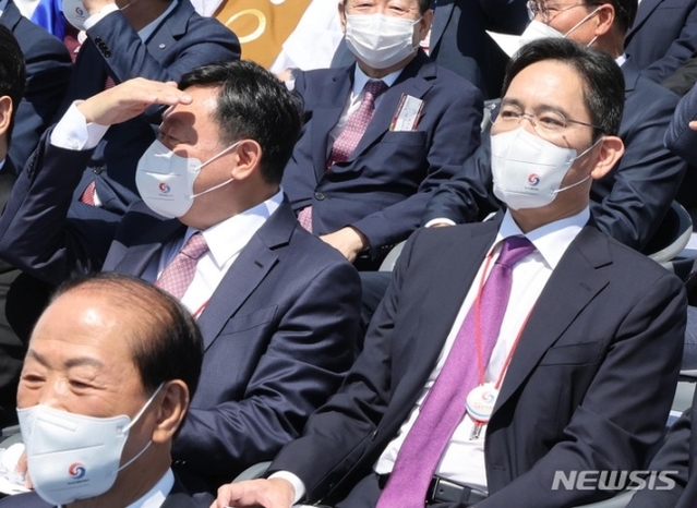 ▲ 이재용 삼성전자 회장과 신동빈 롯데그룹 회장이 지난 제20대 대통령 취임식에 참석해 자리에 앉아 있다. ⓒ뉴시스