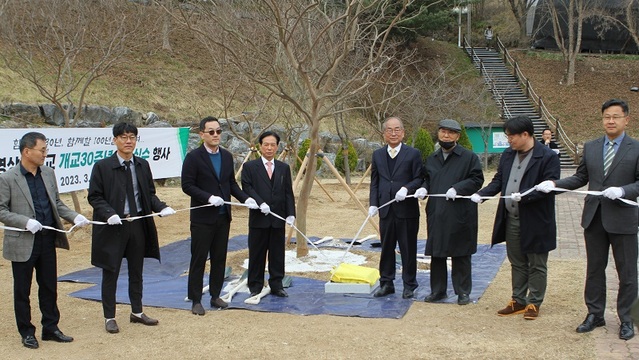 ▲ 개교 30주년을 맞아 유재원 한국영상대 총장과 참석자들이 배일홍 기념식수를 심고 있다.ⓒ한국영상대