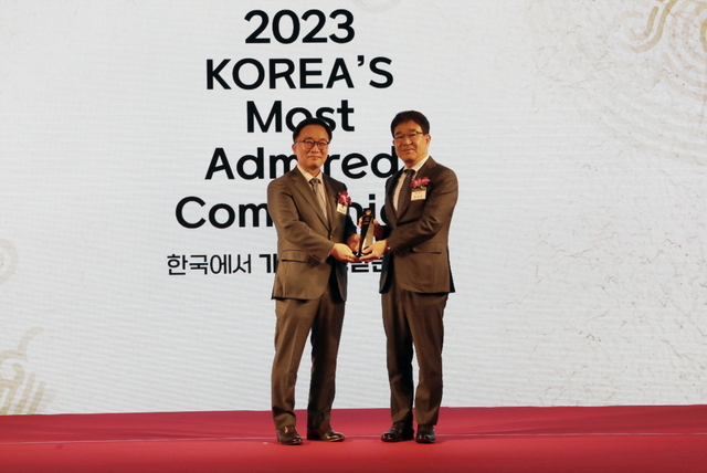 ▲ 전근식 한일시멘트 사장(오른쪽)이 17일 서울 여의도 콘래드 호텔에서 한국에서 가장 존경받는 기업 인증패와 인증서를 수여받은 뒤 기념촬영을 하고 있다. ⓒ한일시멘트
