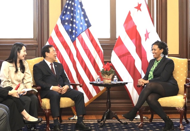 ▲ 최민호 세종시장(오른쪽)이 16일(현지시각) 워싱턴 D.C 시청사에서 뮤리엘 바우저(Muriel Bowser) 시장과 만나 양 도시 간 정책 방향을 공유하고 협력관계 구축방안을 논의하고 있다.ⓒ세종시