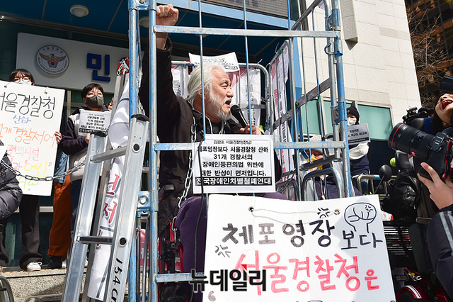 ▲ 출근길 지하철 탑승 시위를 주도해온 박경석 전국장애인차별철폐연대(전장연) 상임공동대표가 17일 오전 서울 종로구 서울경찰청 앞에서 체포영장 발부와 관련해 입장을 밝히고 있다. ⓒ민도현 기자