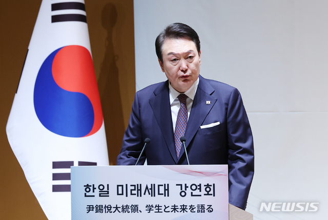 ▲ 윤석열 대통령이 17일 도쿄 게이오대에서 일본 학생들과 한국인 유학생들을 상대로 한일 미래세대 강연을 하고 있다. ⓒ뉴시스