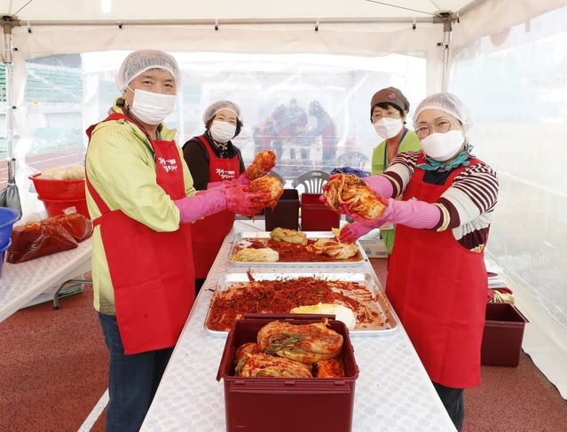 ▲ ‘2021 괴산김장축제’ 원스톱 김장담그기 체험행사 참가지들.ⓒ괴산군