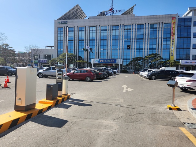 ▲ 성주군은 무료로 운영하던 군청 전정 주차장을 4월 1일부터 6월 30일까지 약 3개월간 시범운영 후 2023년 7월 1일부터 유료화한다.ⓒ성주군