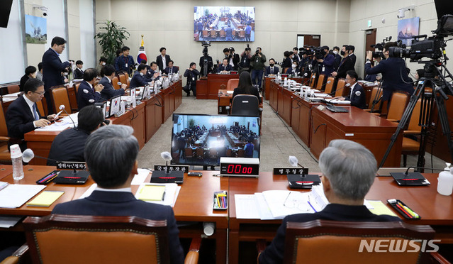 ▲ 17일 오전 서울 여의도 국회에서 열린 국방위원회 전체회의에서 여당 의원석이 텅 비어 있다. 이날 더불어민주당 의원들은 노트북에 태극기 문양과 함께 역사 관련 메시지를 부착해 위원장이 개의를 하지 않아 회의가 지연됐다. ⓒ뉴시스