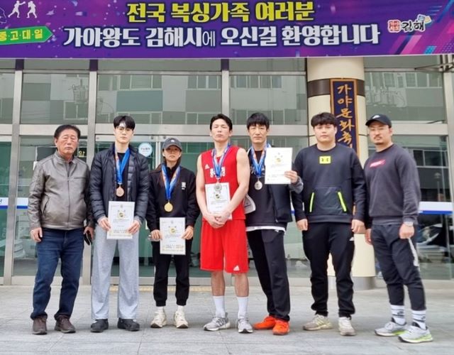 ▲ 17일 김해 문화체육관에서 막을 내린 ‘2023년 대한복싱협회장배 전국종별복싱대회’에서 금메달 1개, 은메달 2개, 동메달 1개를 획득한 충주시청 복싱팀. (왼쪽부터)김성일 감독, 이수민·김채원·김강태·이동진·임완수 선수, 손용국 트레이너.ⓒ충주시