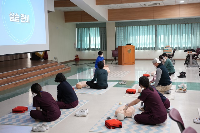 ▲ 포항성모병원이 경북·포항 지역민을 대상으로 시민 심폐소생술 교육을 실시하고 있다.ⓒ포항성모병원