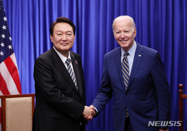 ▲ 2022년 11월 13일(현지시간) 윤석열 대통령과 조 바이든 미국 대통령이 캄보디아 프놈펜 한 호텔에서 열린 한미 정상회담에서 악수를 하고 있다. (사진=대통령실) ⓒ뉴시스