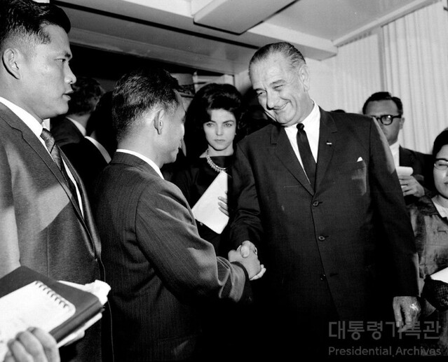 1965년 5월 미국을 국빈방문한 박정희 대통령과 린든 존슨 미국 대통령의 모습. ⓒ대통령기록관